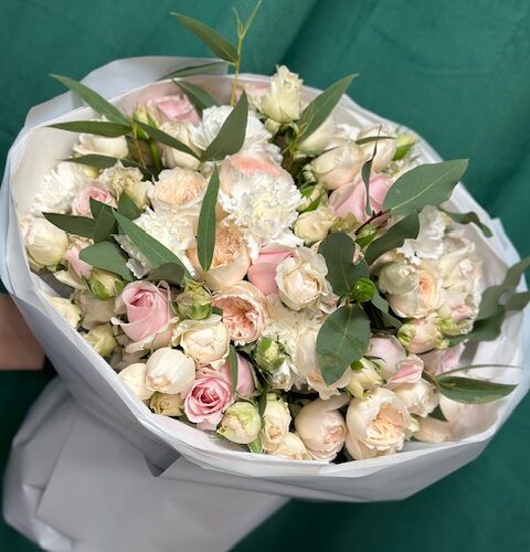 Bukiet z róż gałązkowych i goździków