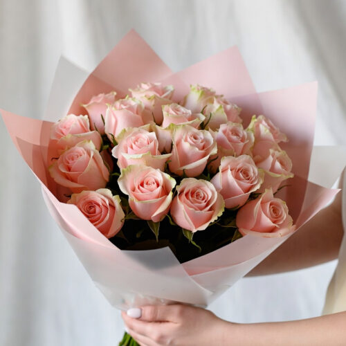 e4cec1e2-024c-4c5c-b2be-c4934a1fb4a4 Bukiet klasyczny z różowych róż z opakowaniem