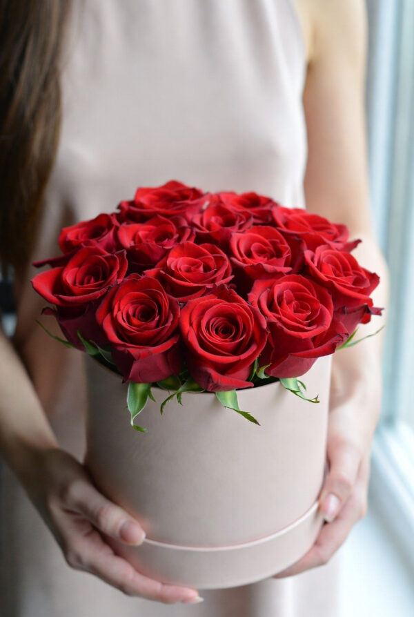 ec276b98-13f9-4e81-8c49-eba74d12cd51 Flowerbox z czerwonych róż