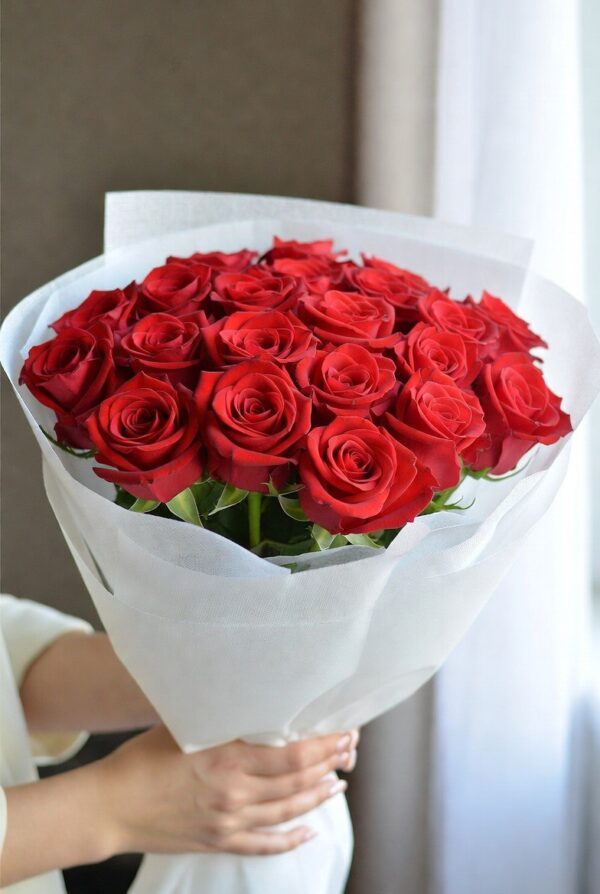 Bukiet klasyczny z czerwonych róż z opakowaniem